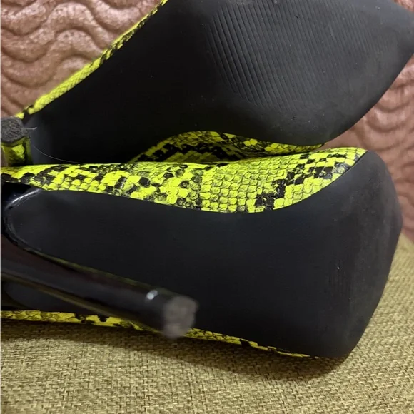 Shoe Dazzle Yellow Green Snake Print Sky High Heels Pumps - Picture 8 of 8